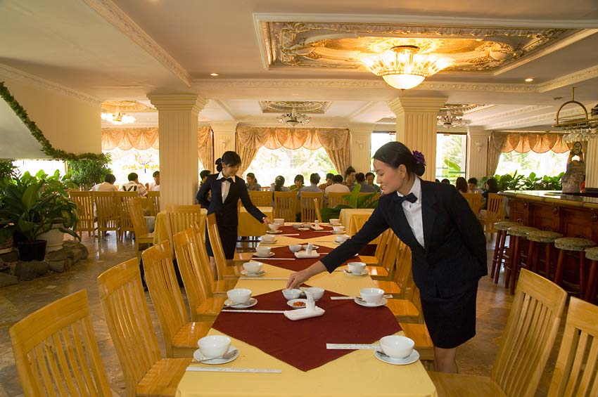 Thông báo tuyển nữ nhân viên phục vụ bàn làm việc tại chuỗi nhà hàng khách sạn 4 sao tại UAE