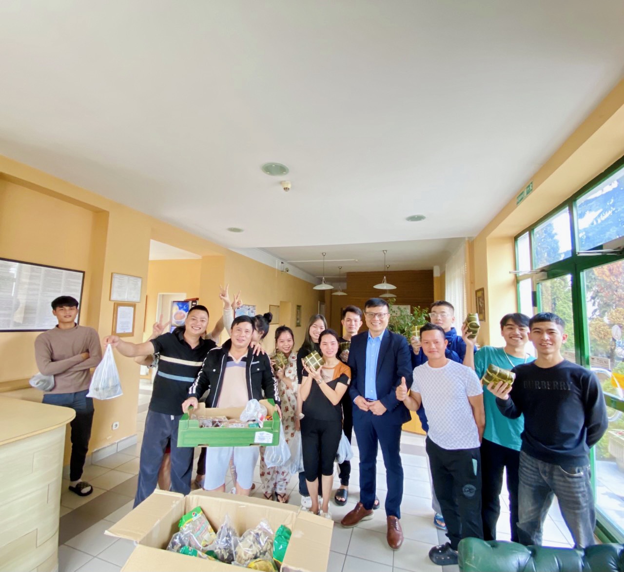 Ban Lãnh đạo công ty Nibelc Manpower Kft đến thăm và chúc đến công nhân người lao động đang làm việc tại Hungary